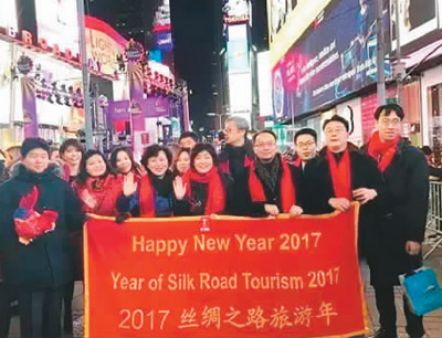 在纽约时报广场新年倒计时运动现场,大众手持“2017丝绸之路旅游年”的条幅庆贺跨年。 在纽约时报广场新年倒计时运动现场,大众手持“2017丝绸之路旅游年”的条幅庆贺跨年。