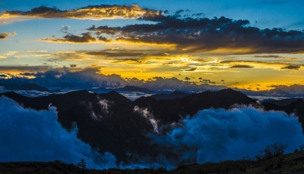 俯览群山层峦叠嶂 俯览群山层峦叠嶂