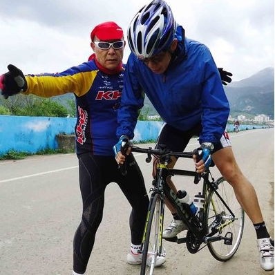 单车学校校长谢正宽亲自指导车友正确的骑乘姿势 单车学校校长谢正宽亲自指导车友正确的骑乘姿势